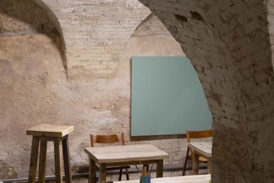 Scorcio del laboratorio in via Sant'Agata, con le magnifiche volte medievali intonacate e le postazioni di lavoro per gli studenti in legno massello.